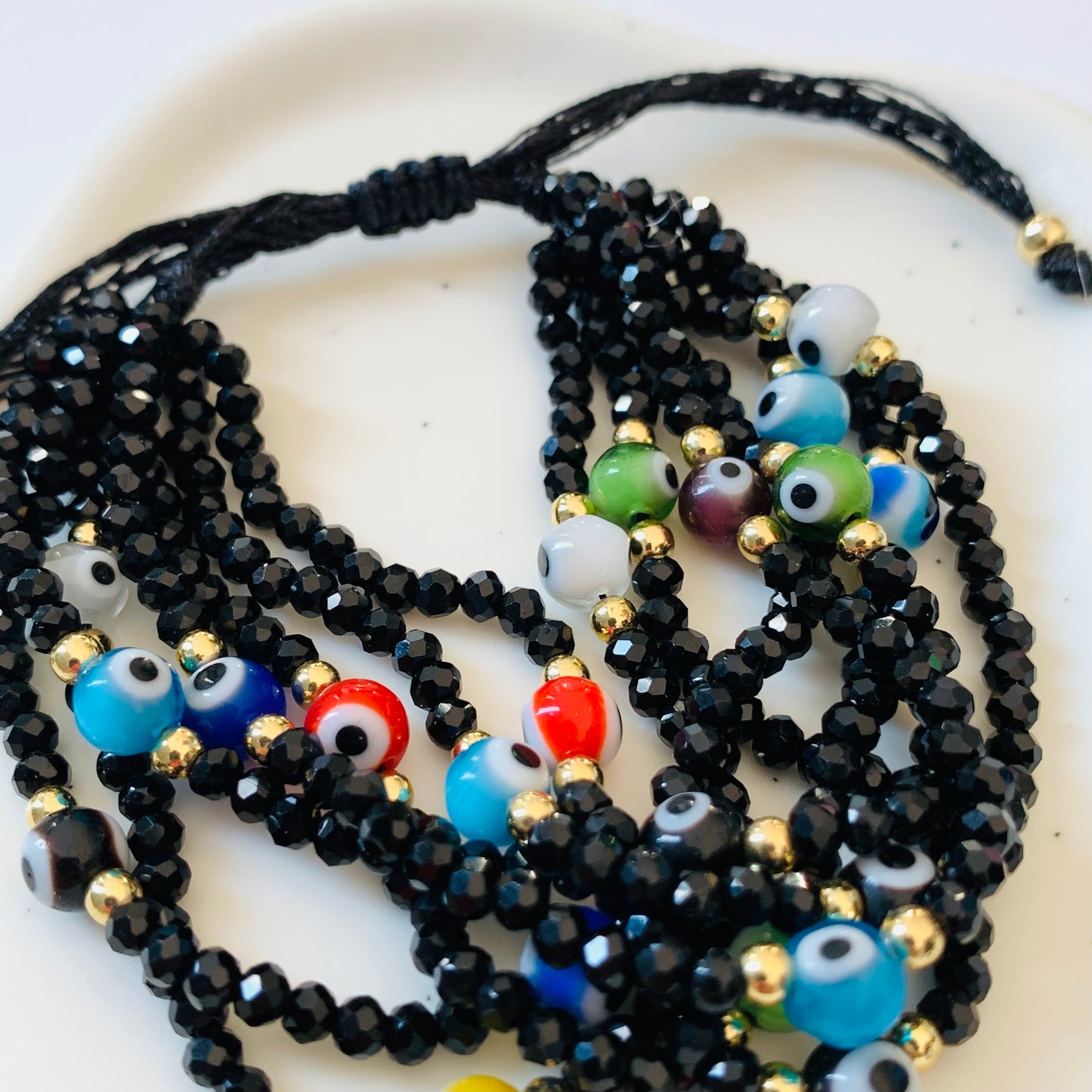 Pulseras de varios hilos.