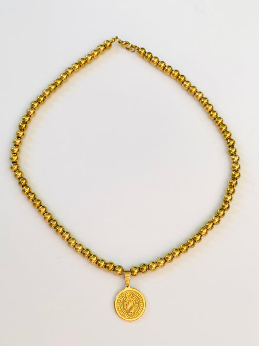 Choker de bolitas con medalla de San Benito.