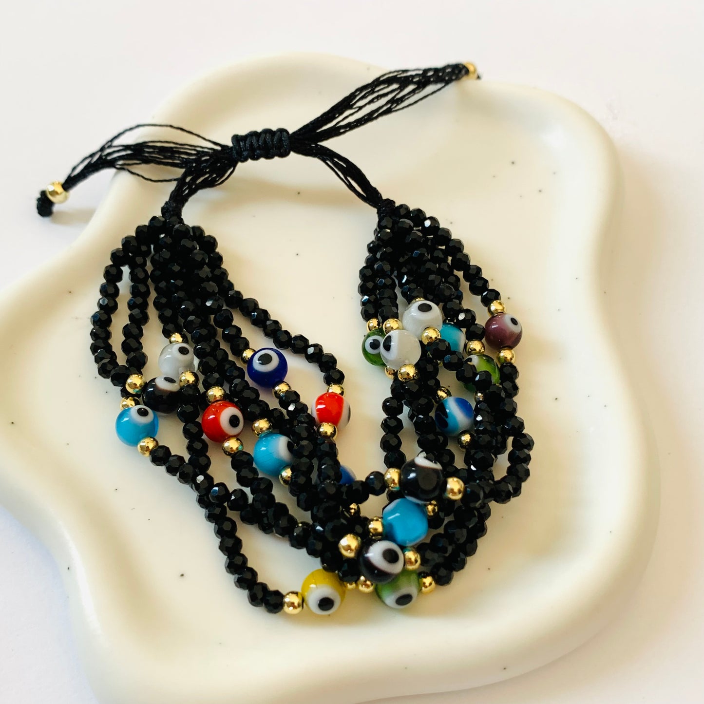 Pulseras de varios hilos.