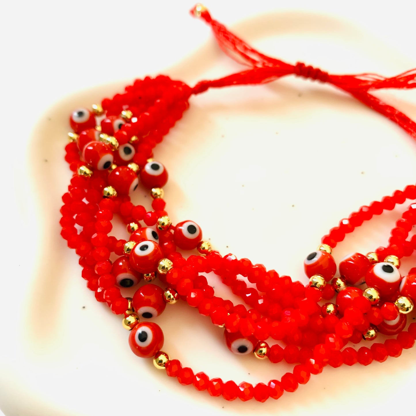 Pulseras de varios hilos.