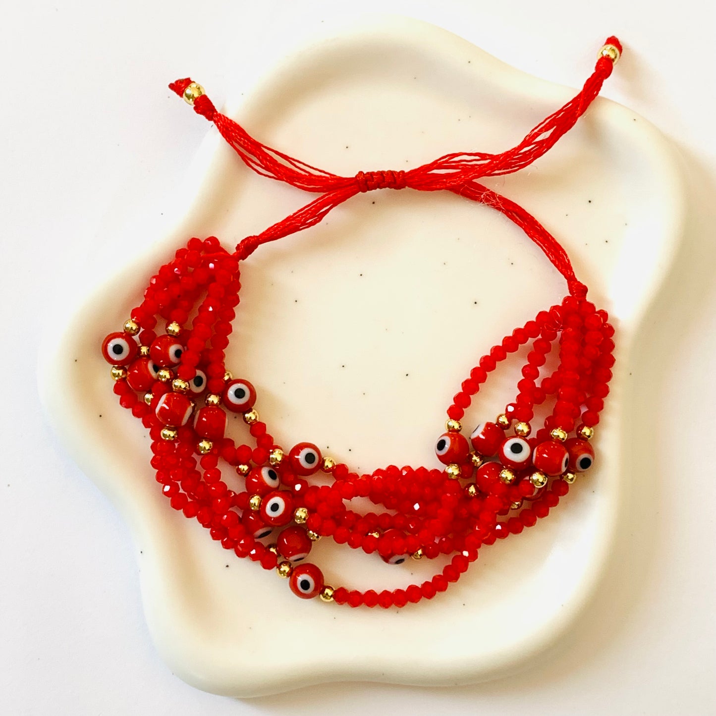 Pulseras de varios hilos.